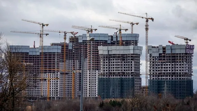 Объем ввода жилья в России в апреле упал более чем на треть
