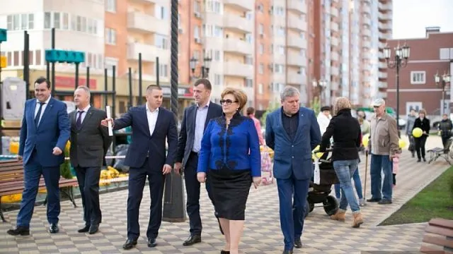 «Детскую аллею» и скейт-парк в микрорайоне «Панорама» посетили представители власти города Краснодара